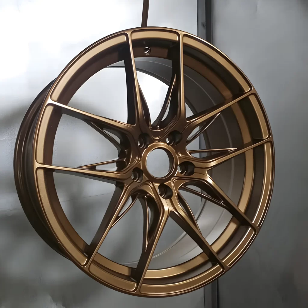 Un rin aluminio de un mercedes glc 300 pintado con nuestro proceso de Pintura Electrostatica de Rines en color cobre